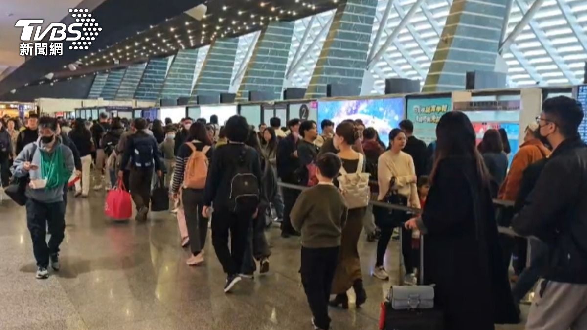 桃園機場排隊安檢人龍暴增。（圖／TVBS）