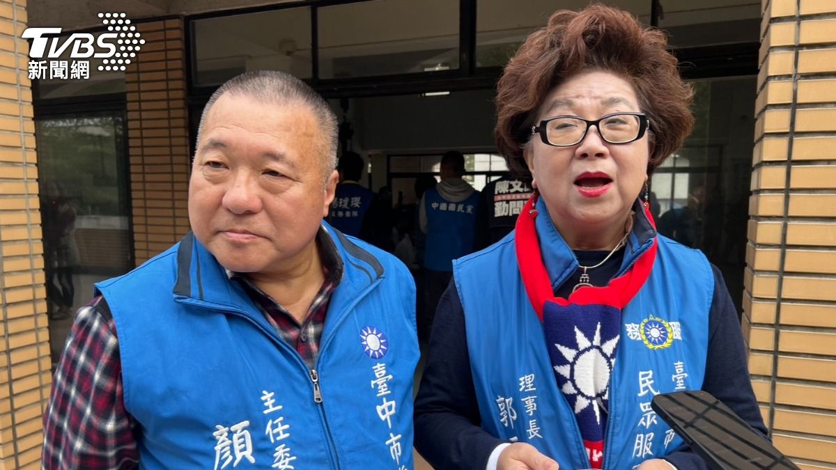 台中市民眾服務社理事長郭元瑾(右)。(圖/林冠丞攝)