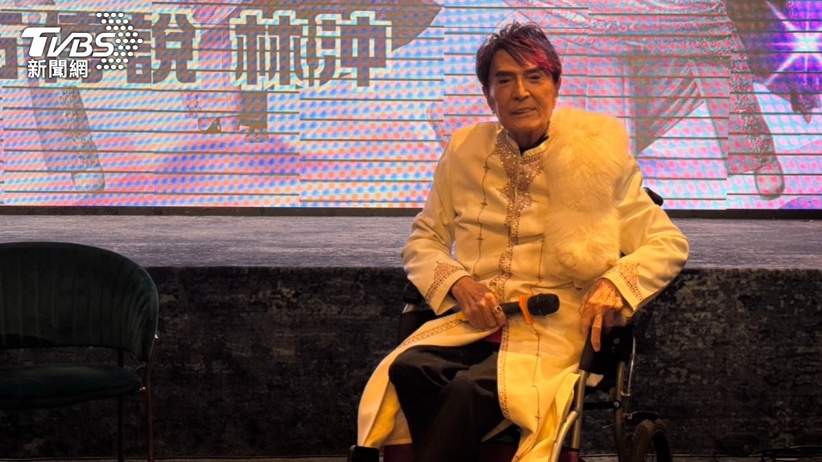 直擊／92歲鑽石歌王摔傷坐輪椅！突爬起站立喊「原諒我」　台下哭了