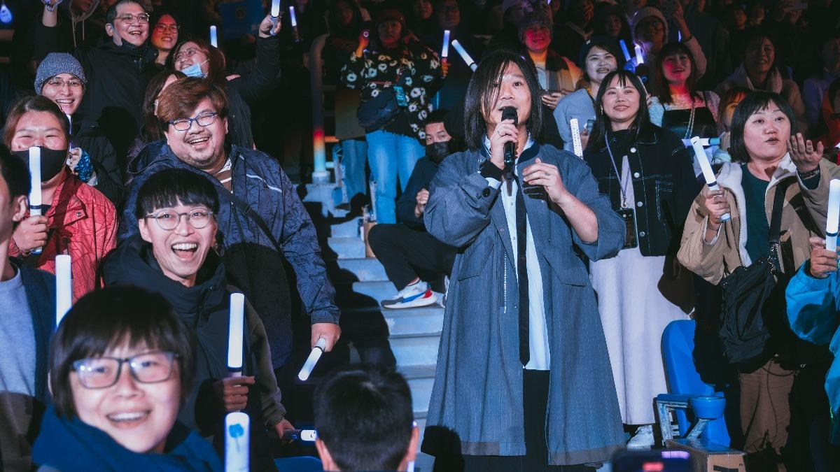 瑪莎將點歌機會給攝影團隊,卻換來〈別惹我〉一曲。(圖/相信音樂提供)