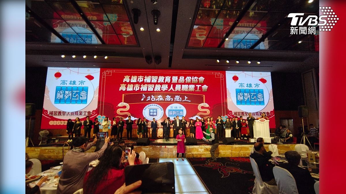 台語Rap？數來寶？高市補教兩大會歲末餐會熱鬧逗趣登場