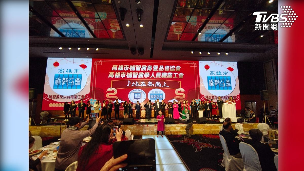 台語Rap？數來寶？高市補教兩大會歲末餐會熱鬧逗趣登場