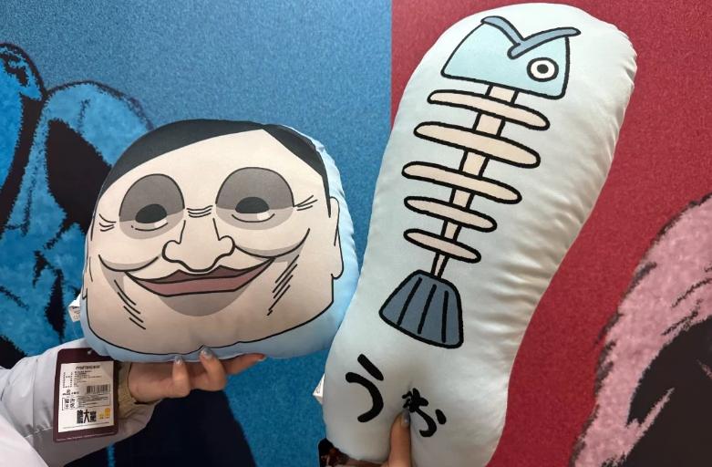 魚抱枕和帥氣厄卡倫抱枕。(圖/女人我最大)