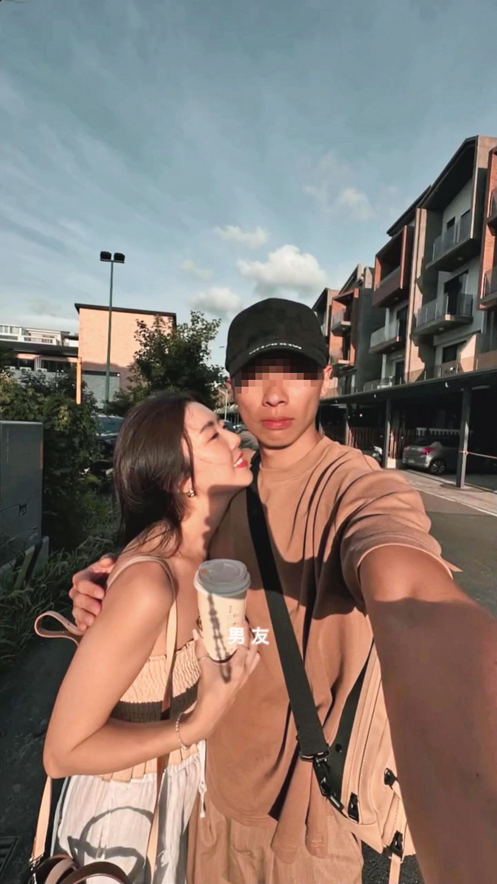 Peggy(左)年輕時曾遭印尼的華僑富豪之子背叛,之後閃嫁又離婚,目前已復合前夫(右),有2個小孩。(圖/翻攝自IG@peggypannn)