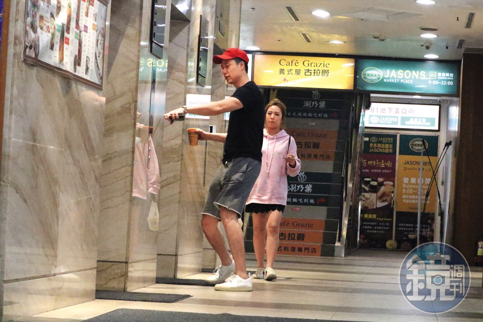 劉書宏(左)曾與網紅團體「這群人」成員茵聲(右)交往3年多,然後3年前分手。(圖/鏡週刊)