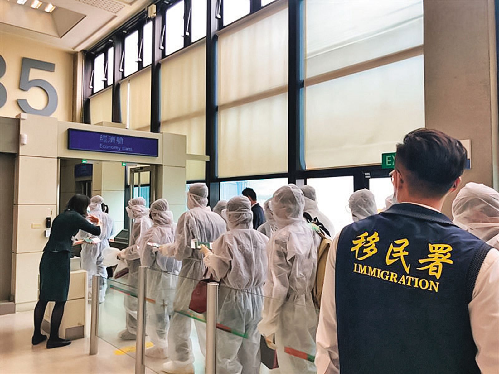 當年觀宏專案爆出有152名越南客脫團逃逸,遭相關單位查緝後,於疫情期間遣返。(圖/移民署提供)