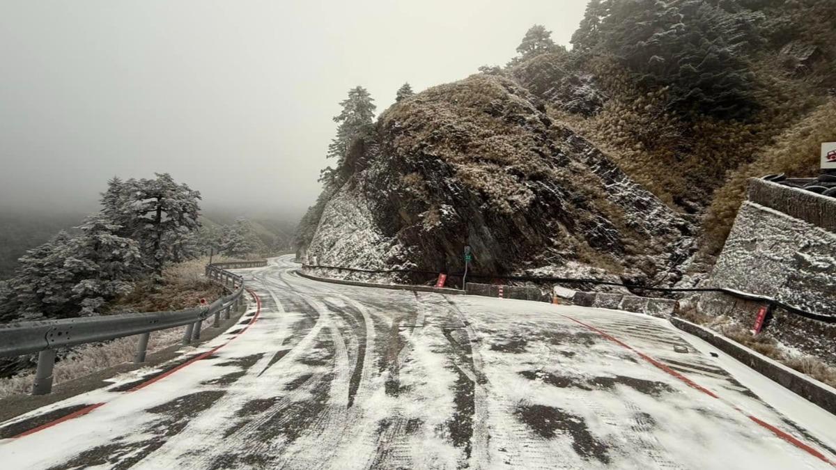 合歡山下雪了!路段7時恢復通行「限加掛雪鏈」 4種車禁入