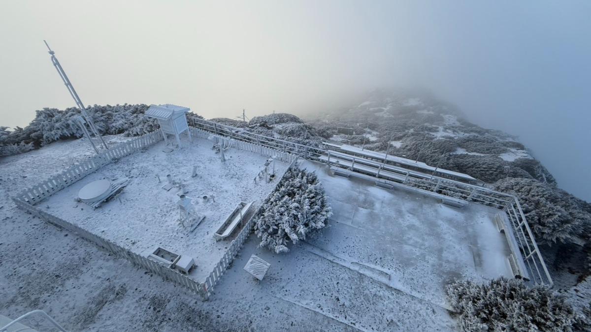 玉山也下雪了!氣象站一早積0.5公分 雪白朝霞美景曝