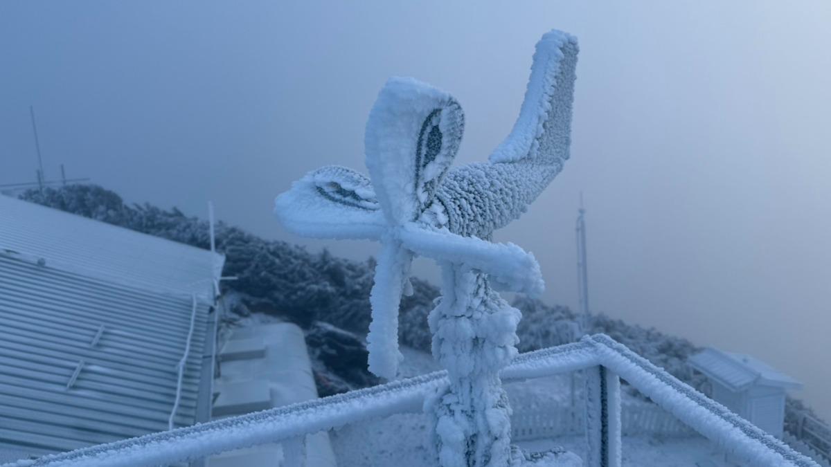 玉山氣象站積雪畫面。(圖/中央氣象署提供)