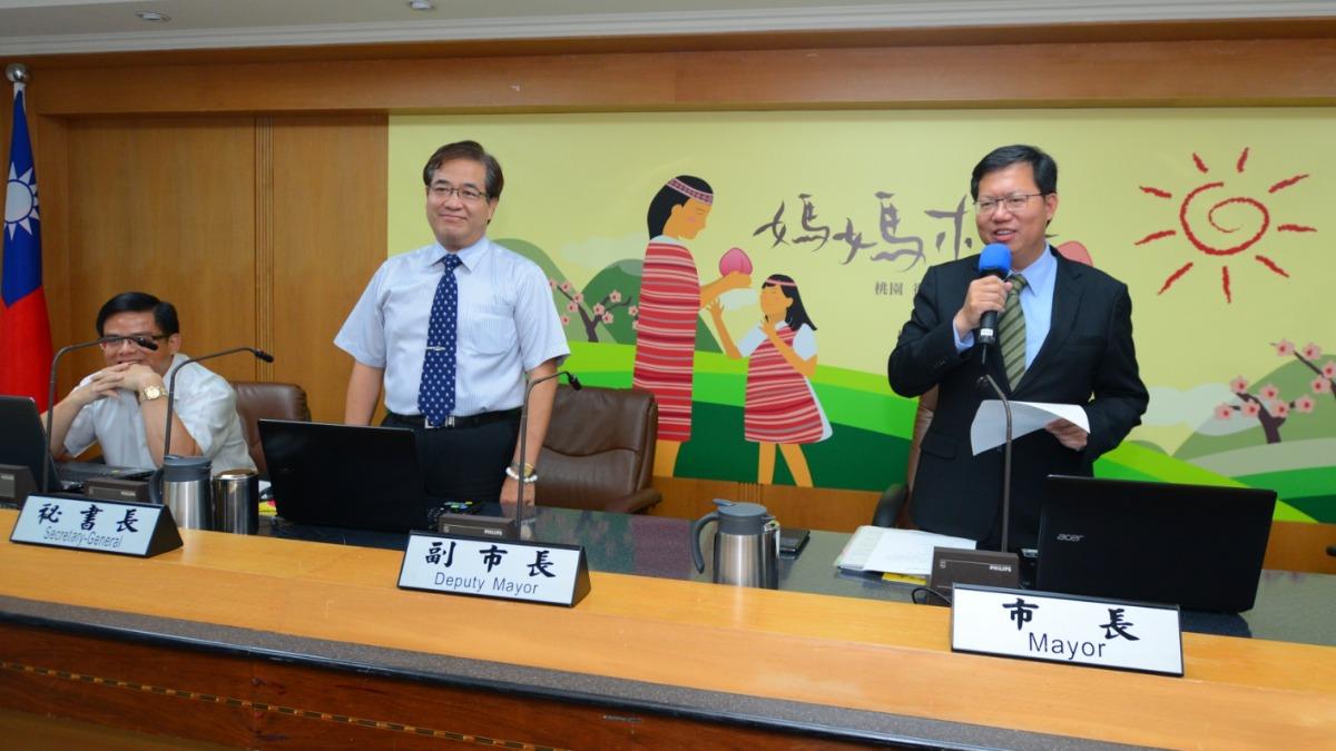 游建華（圖中）加入鄭文燦小內閣後，一路從祕書長做到副市長。（圖／翻攝自桃園市政府官網）