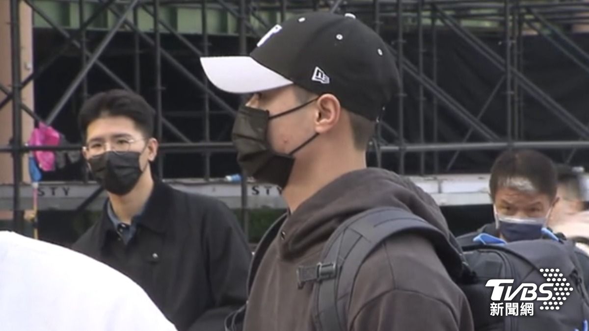 旅美好手林昱珉今天到宜蘭當12天補充兵,一早在府前廣場集合。(圖/TVBS)