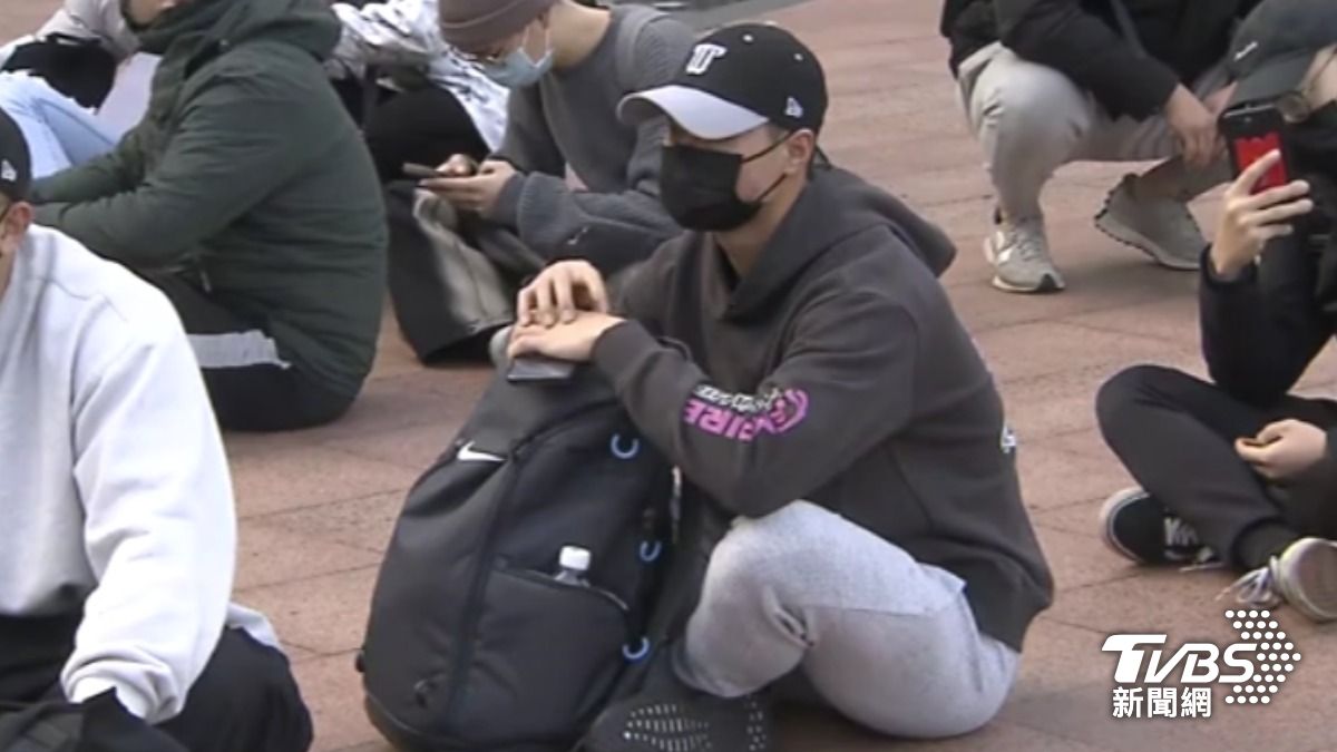 旅美好手林昱珉一早在府前廣場集合。(圖/TVBS)