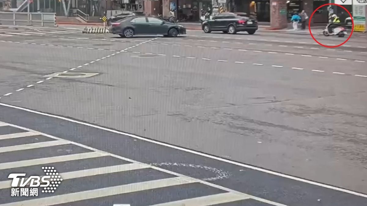 白目駕駛無視警員違規左轉…下秒被攔車盤查 他身上藏毒慘了