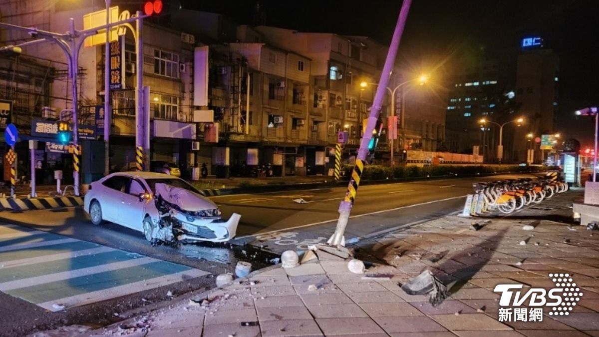 吳男轎車安全氣囊爆開,車頭也嚴重凹陷。(圖/TVBS)