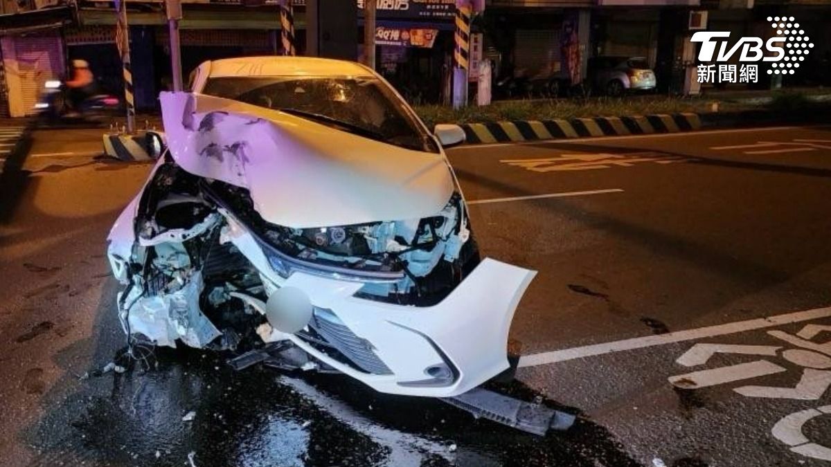 吳男轎車安全氣囊爆開,車頭也嚴重凹陷。(圖/TVBS)