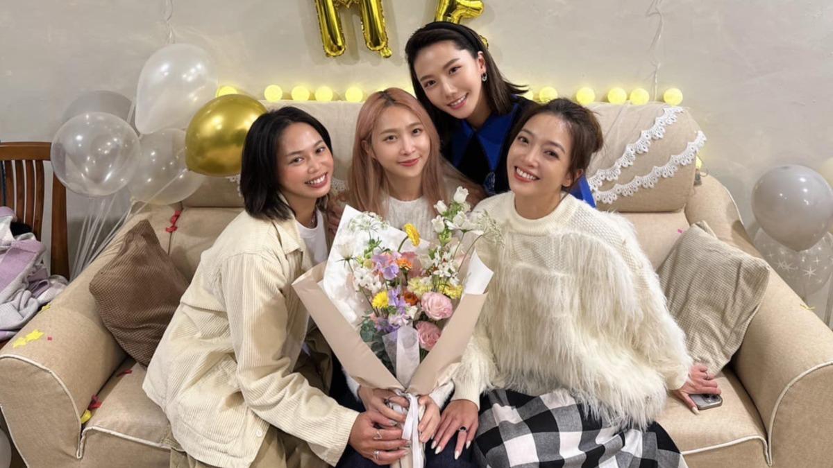 黃云歆求婚現場大牙(右二)、貝童彤(右一)都到了。(圖/翻攝自臉書)