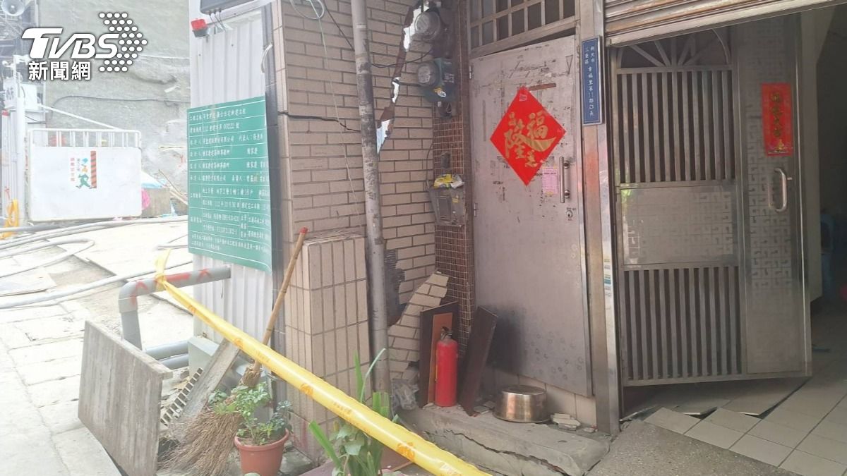 工地挖地基導致鄰近的房屋傾斜、地板龜裂。(圖/TVBS)
