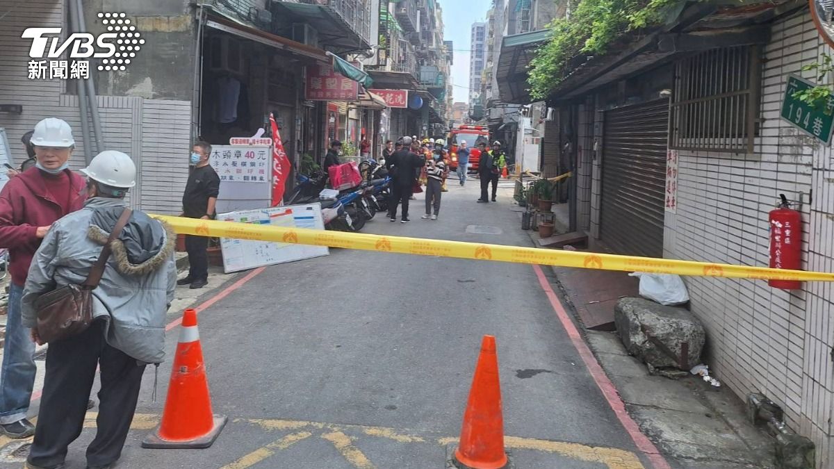 工地挖地基導致鄰近的房屋傾斜、地板龜裂,警方拉起封鎖線。(圖/TVBS)