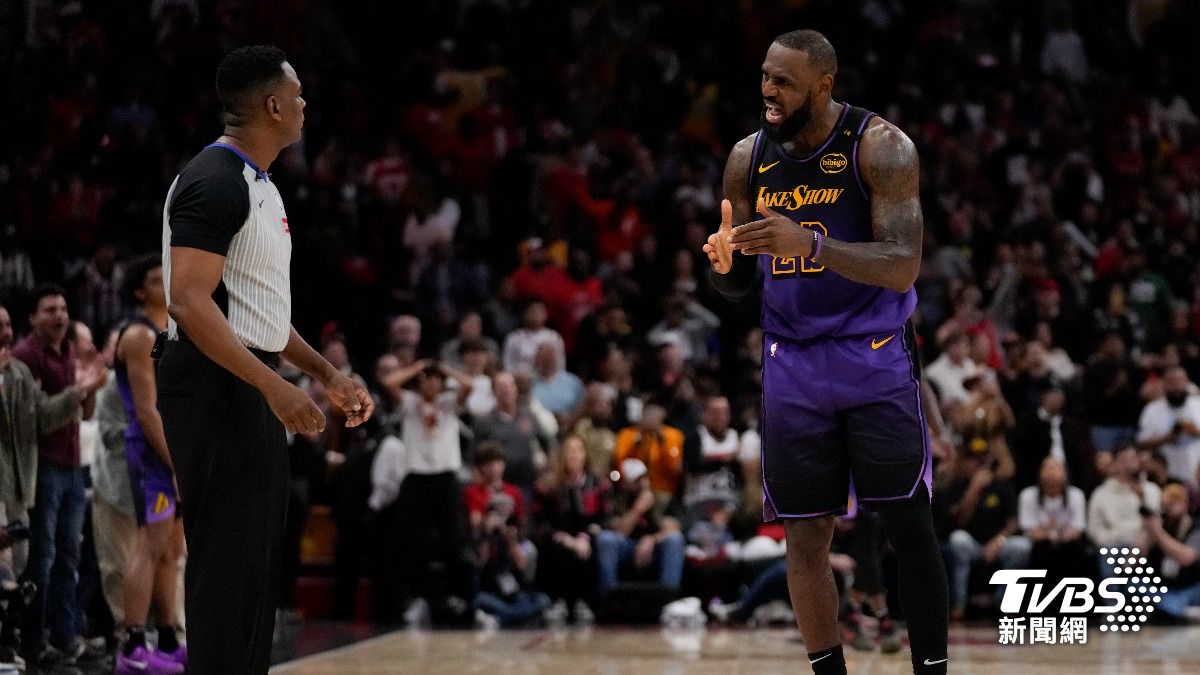湖人球星詹姆斯(LeBron James)關鍵時刻被吹進攻犯規,錯失逆轉機會。(圖/達志影像美聯社)