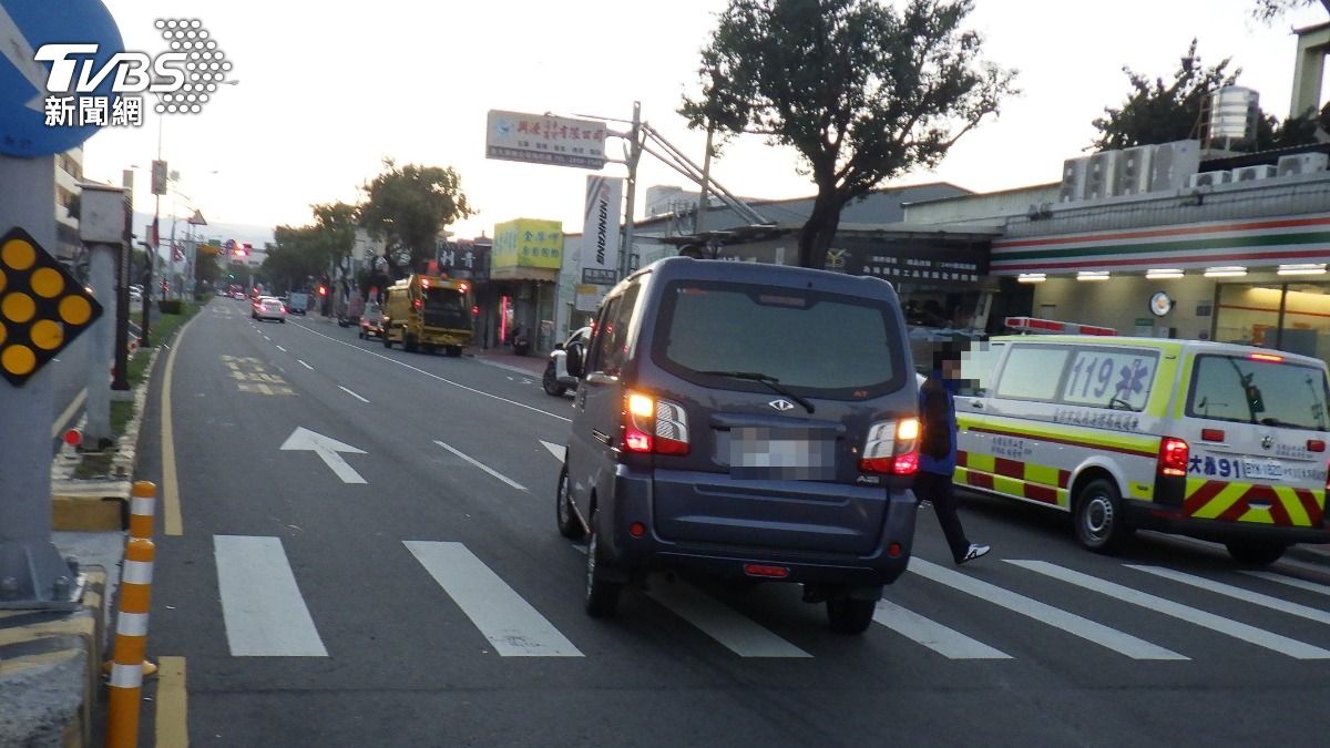 廂型車駕駛沒看到？18歲女學生綠燈走斑馬線　挨撞頭受傷