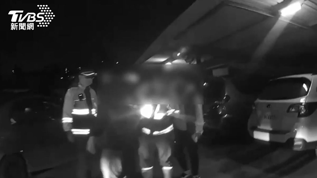 張姓男子被砍傷,警消到場救援。(圖/TVBS)