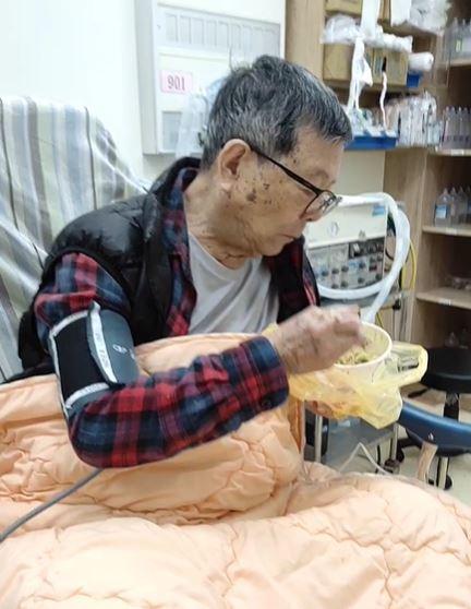 阿西所幸胃口不錯，讓女兒楊繡惠稍微安心。（圖／翻攝自楊繡惠臉書）