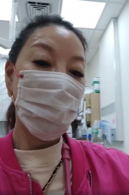 楊繡惠在醫院奔波，幫爸爸辦理手續。（圖／翻攝自楊繡惠臉書）
