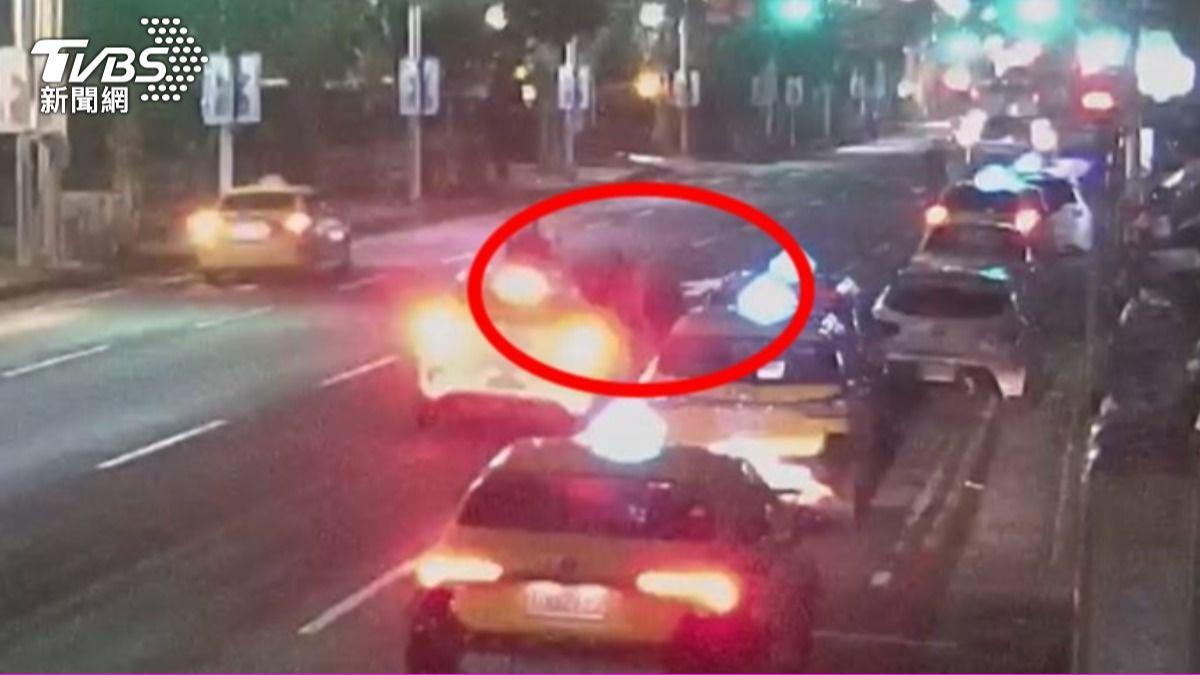 藝人邱軍開車撞擊兩名計程車司機畫面曝光。(圖/TVBS)