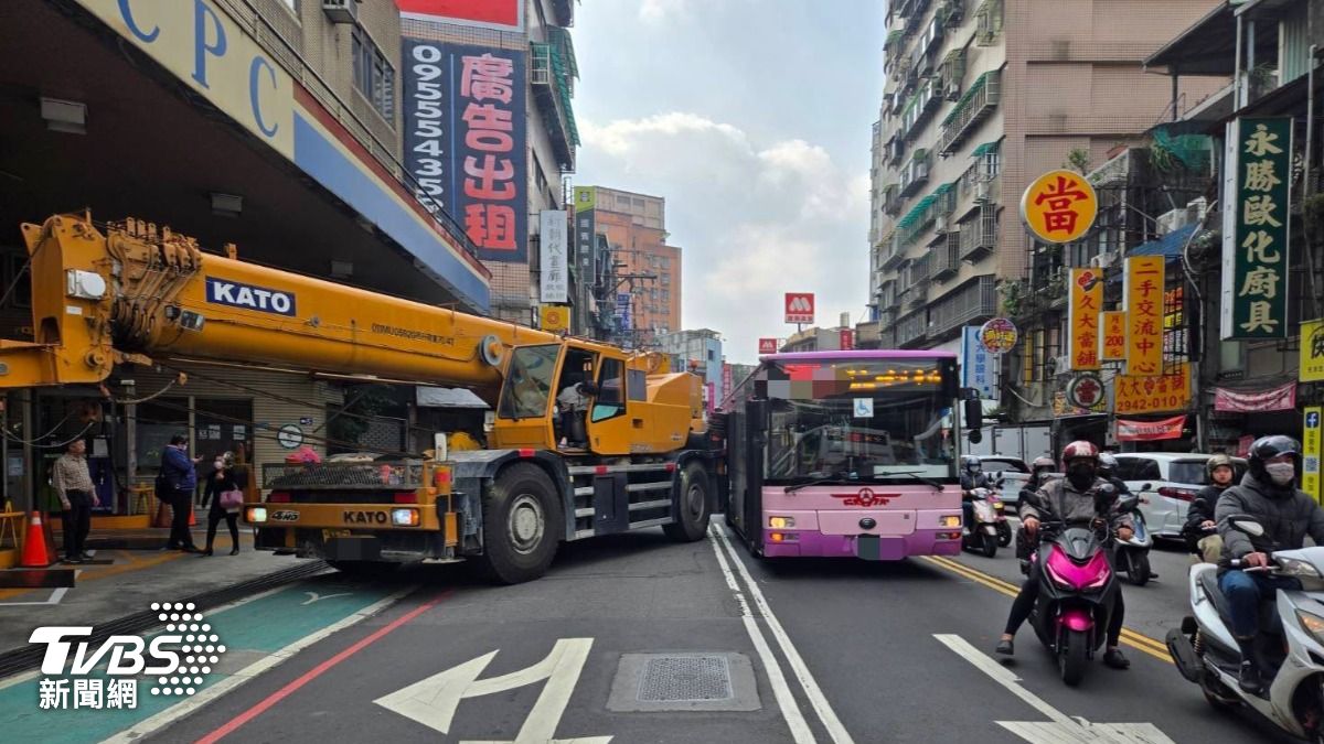 中和吊車擦撞公車 車門被撞凹母子送醫