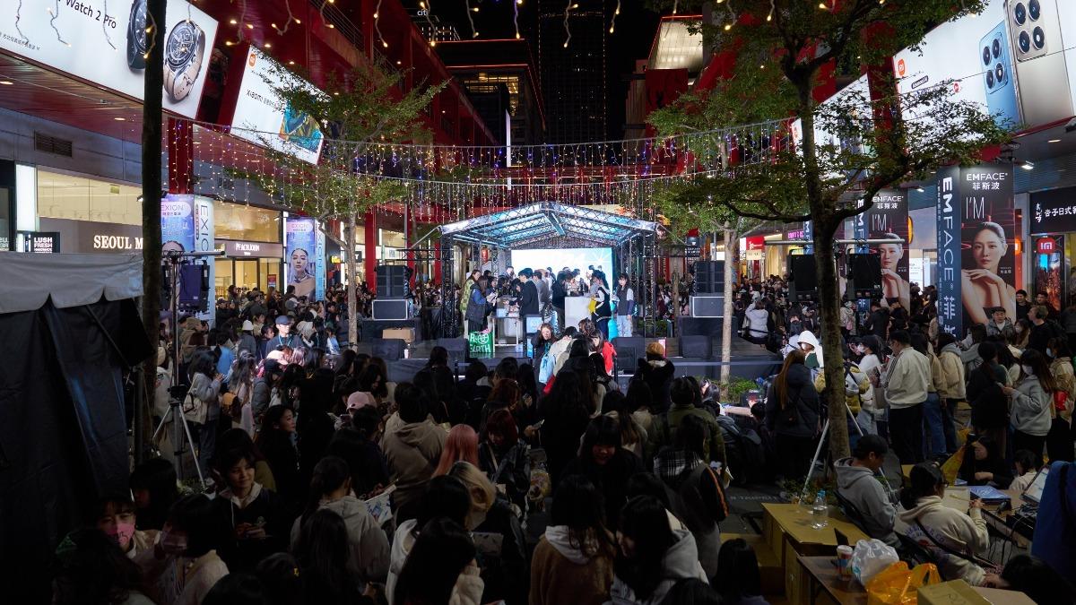 《SCOOL》連續簽了13個小時。(圖/天空娛樂提供)