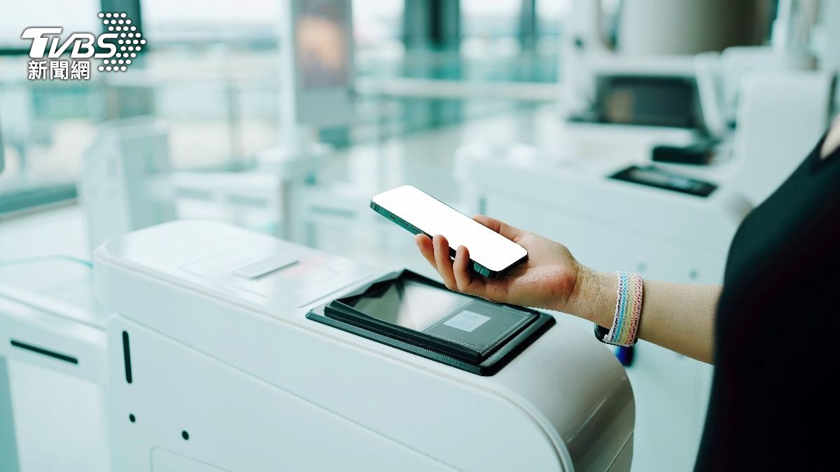 年長者勢必得適應這一波機票數位化變革。(圖/達志影像Shutterstock)
