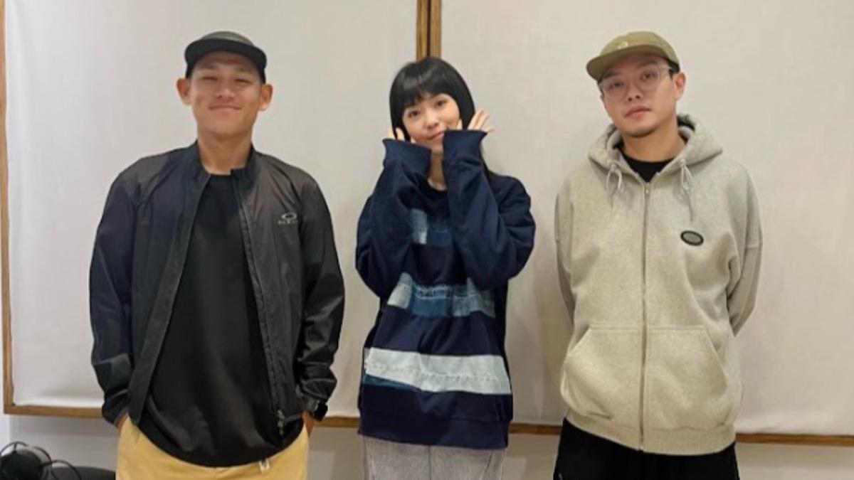 曹雅雯(中)和草屯囝仔推出錄音室版〈詩山郭忠福〉。(圖/宇宙信號提供)
