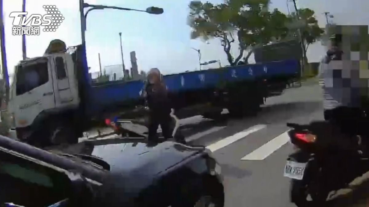 警方朝小轎車車輪開槍。（圖／TVBS）