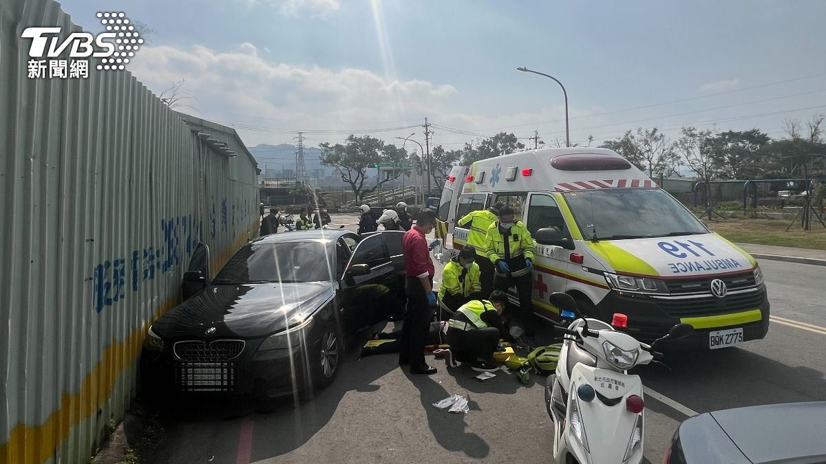 警方朝小轎車車輪開槍，駕駛中彈送醫。（圖／TVBS）
