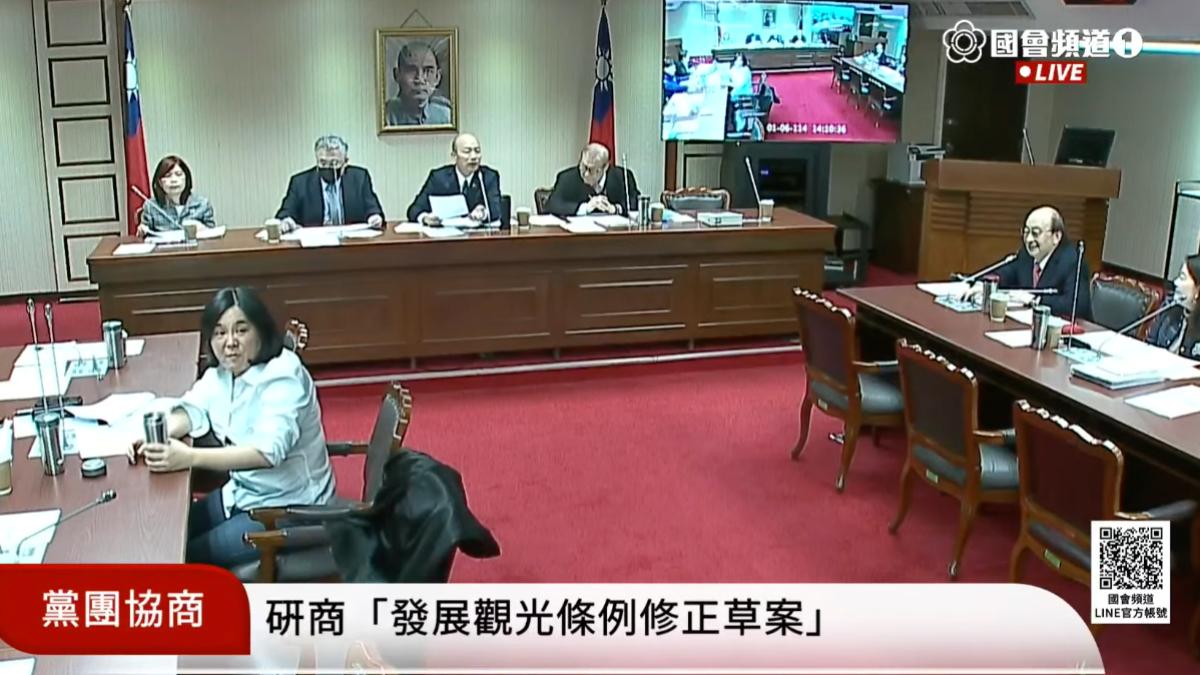 韓國瑜主持協商求「氣氛好一點」 一見柯建銘妙語:我快被罷免了