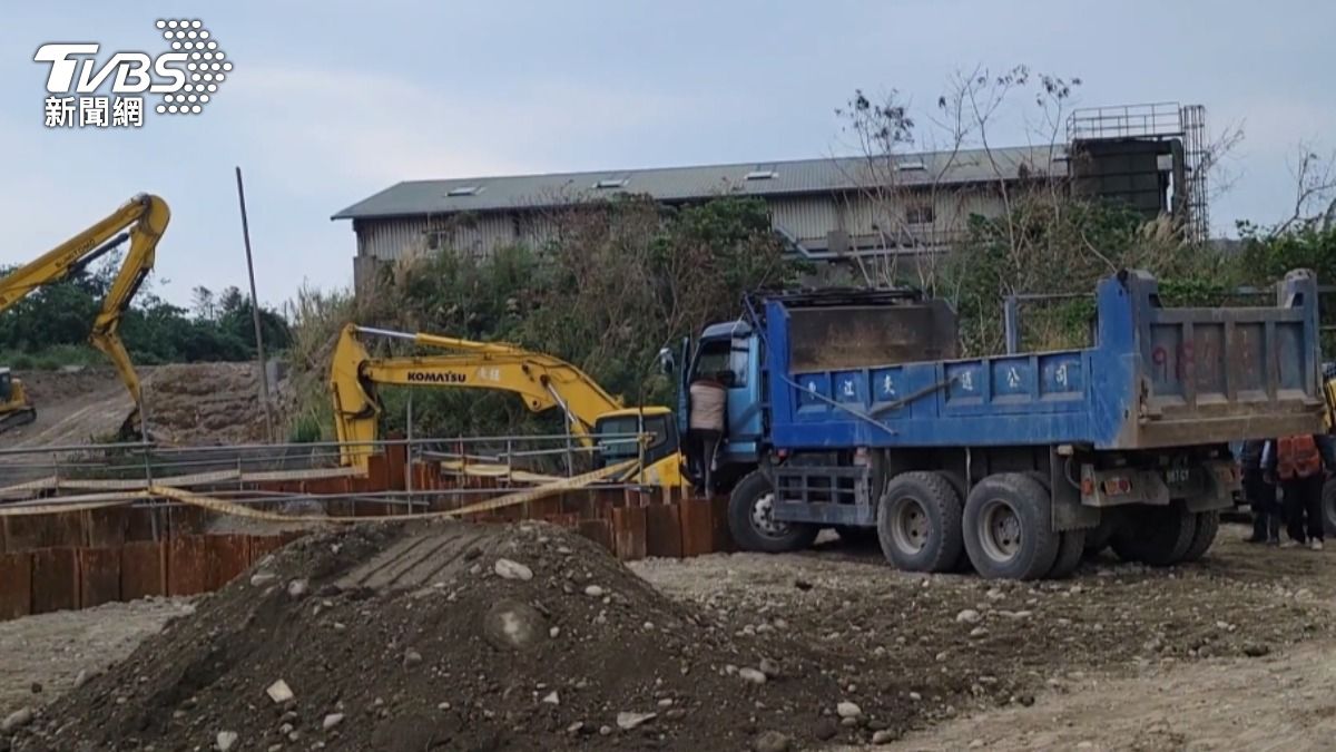 花蓮砂石車突滑落　工人欲拉煞車失足「遭後輪輾斃」