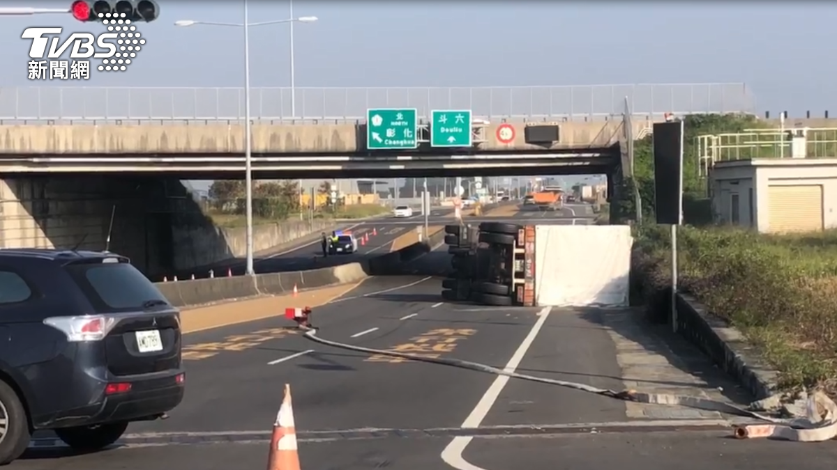 虎尾分局暫時封閉車道。（圖／TVBS）