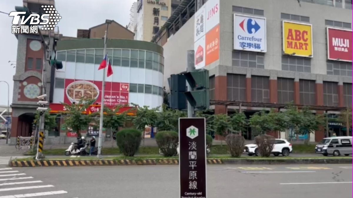 女子在新月廣場附近被陌生男子騷擾。(圖/TVBS)