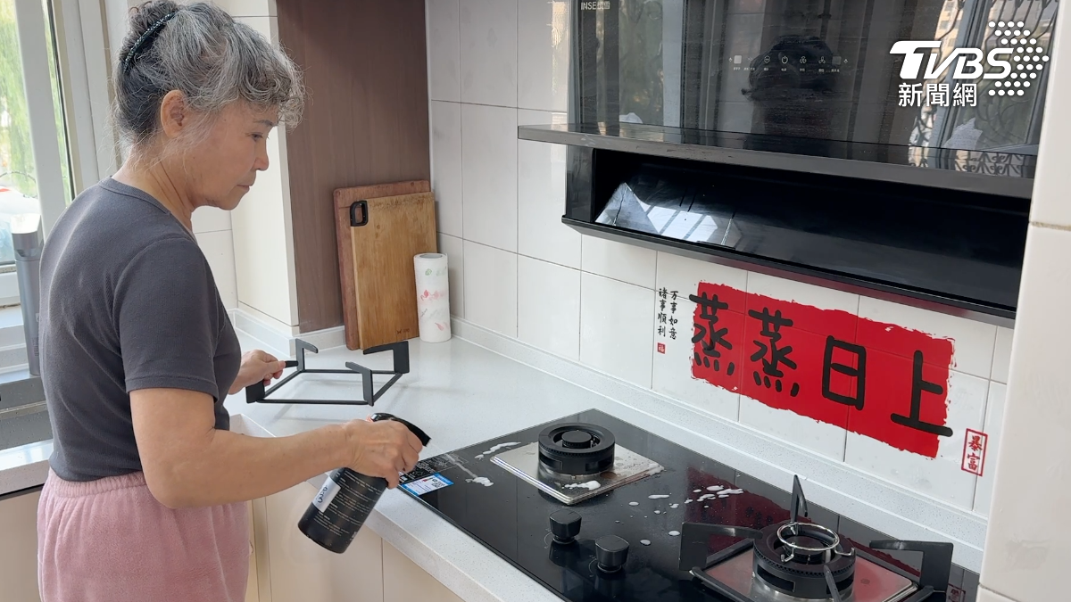 廚房清潔劑以高效溶油配方為核心,添加植粹精油,針對流理台等頑強油垢,提供快速溶解效果(圖/毒打環衛科技)