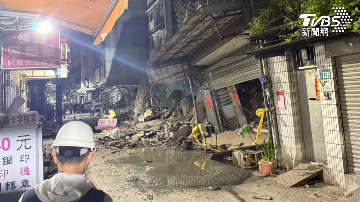 三重建案挖地基害隔壁棟倒了!另一傾斜屋也要連夜拆除