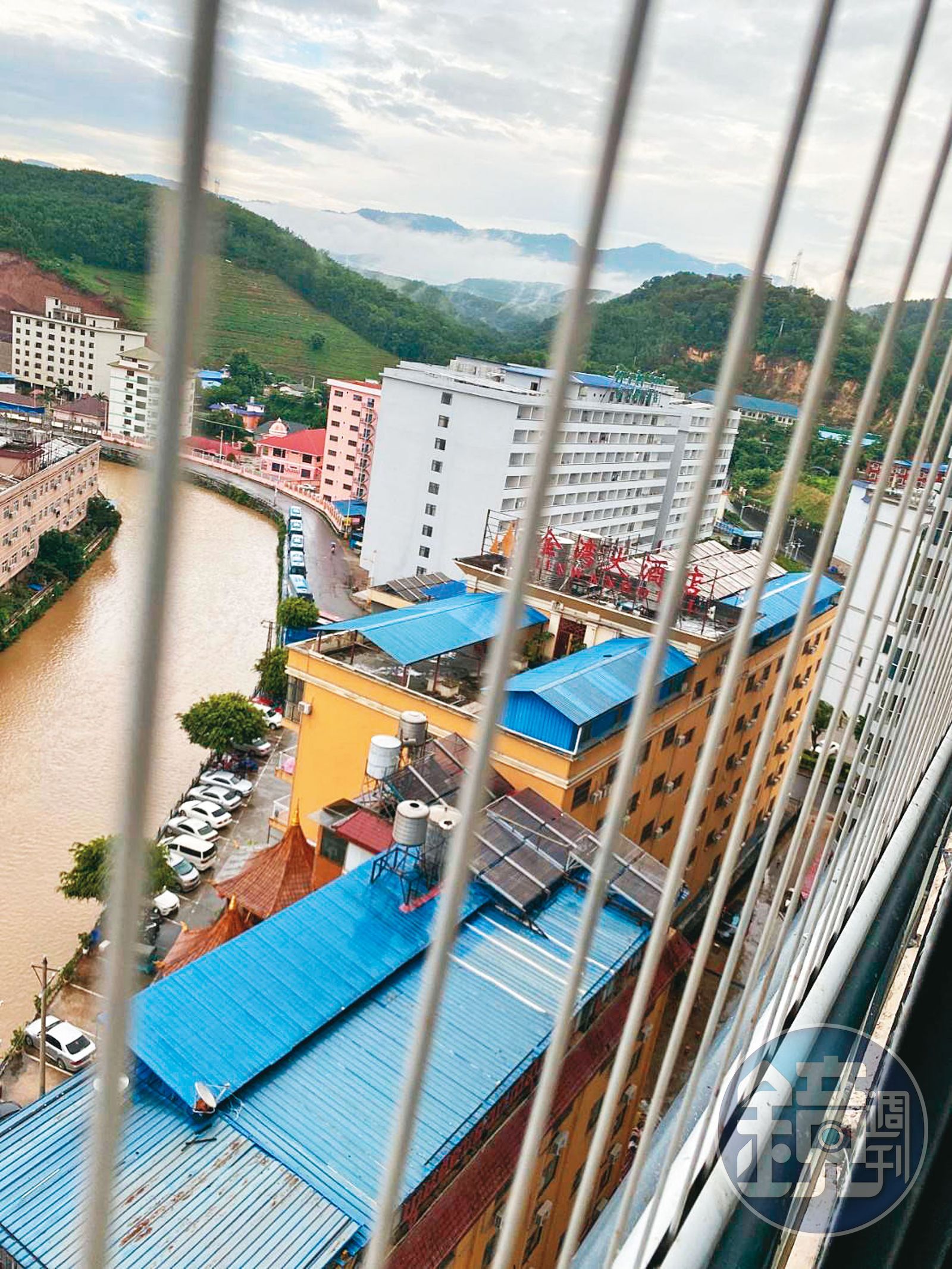 被騙到詐騙園區的人,一般住在鐵窗禁錮的狹小宿舍,生活環境十分惡劣。(圖/讀者提供)