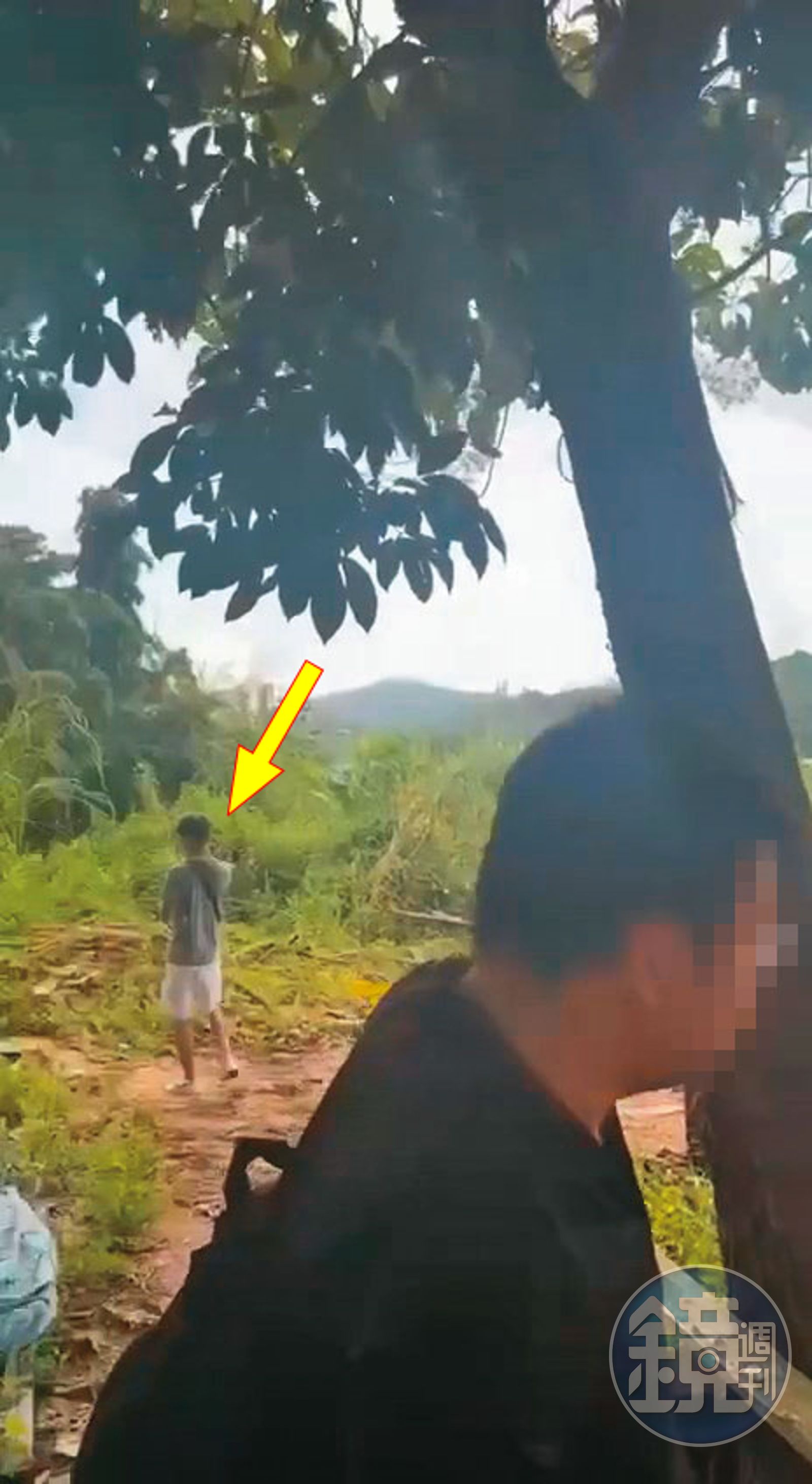 余男抵達泰國後,被載往偏僻山區,並在人蛇集團成員(箭頭處)監控下,被迫搭船偷渡到緬甸。(圖/讀者提供)