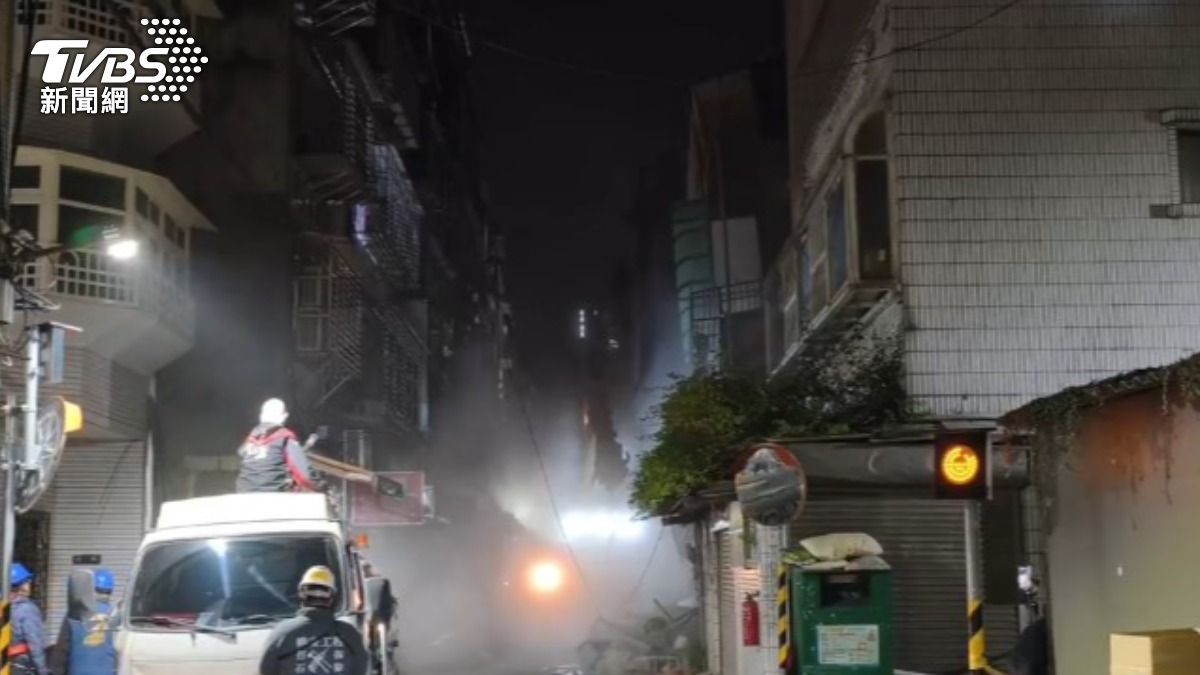 新北市工務局連夜拆除有倒塌疑慮之民宅。(圖/陳冠宇攝)