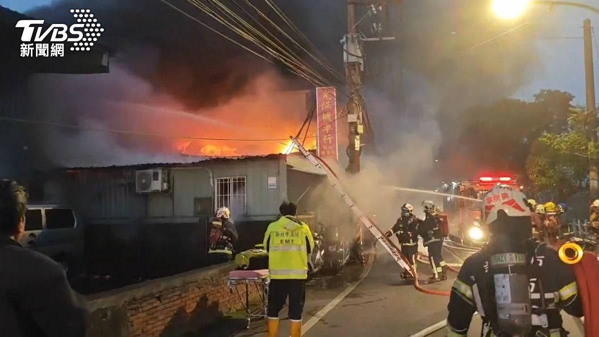 快訊/新北機車行大火「黑煙狂竄」 樹林、板橋快戴口罩