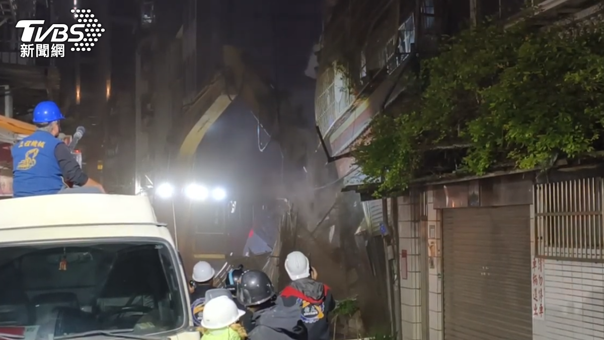 昨晚進行拆除作業致住戶無法返家。(圖/TVBS)