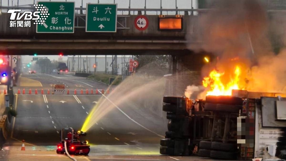 有片/貨車下匝道冰掐!3000顆電池冒煙冒一天 今早起火燃燒