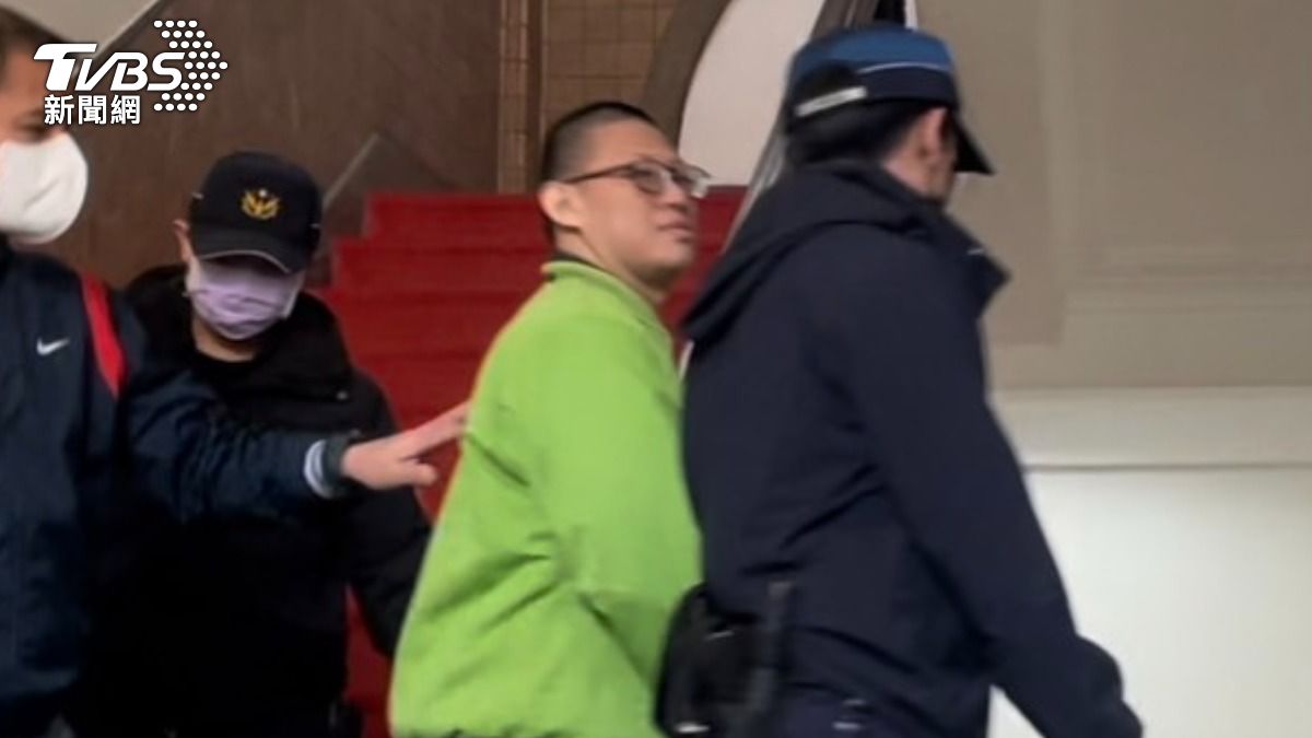 毛畯珅聆判後還押，媒體問他二審判更重有無意見？毛男全程盯著提問記者看。（圖／潘千詩攝）