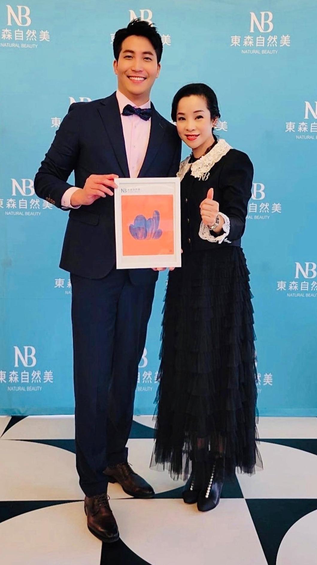 品牌副總羅少庭(右)大讚吳翔震的畫作充滿正能量。(圖/經紀人提供)