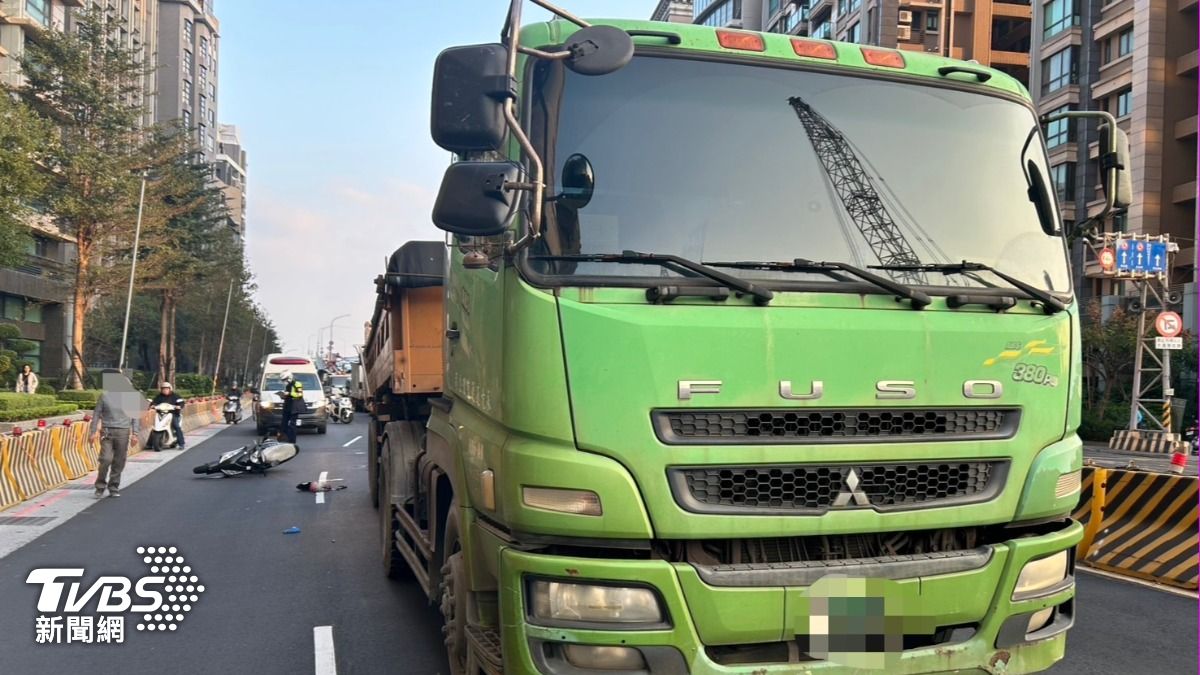 驚險！三重聯結車擦撞機車　8旬翁「安全帽破裂」頭臉受傷