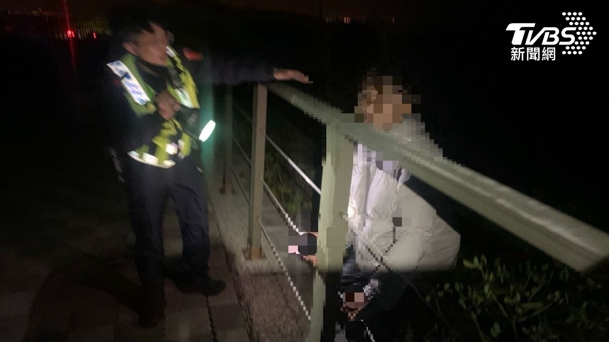 和妻吵架離家出走!探照燈一照 「竟在海裡」載浮載沉